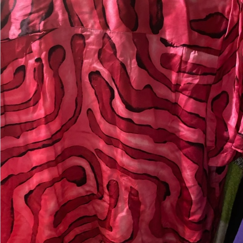 Short sleeve silky top. Hot pink/black